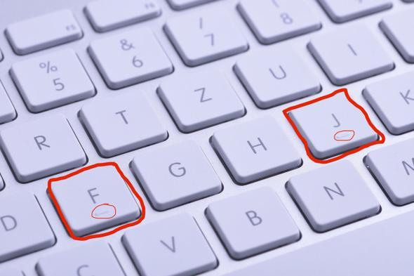 Klavyedeki F ve J harflerinin altndaki kntlar  --  10 parmak yaz yazarken F ve J harfleri iaret parmaklarn durduu yerlerdir. kntlar sayesinde klavyeye bakmadan hangi harflerde durduunuzu otomatik olarak bulabilirsiniz.