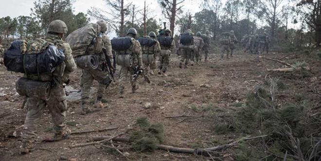 Taktik, dman evreleyerek yok etmeyi amalayan askeri bir taktik. Ordunun 3'e ayrlarak dmann zerine gitmesi, ardndan geri ekilerek dman merkeze ekmesinin ardndan evresini, hilal eklinde sararak etrafndan saldrmas olarak biliniyor.