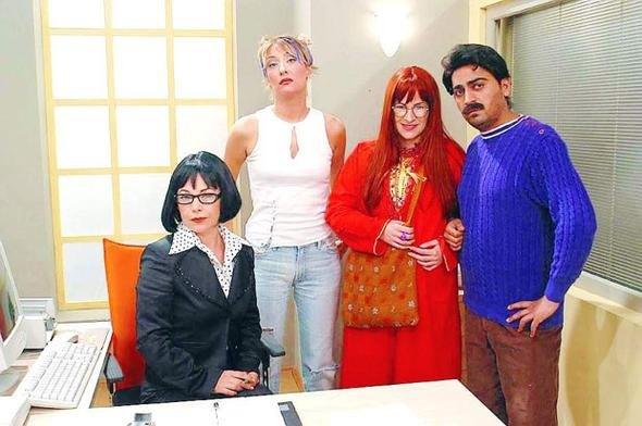 Evliliinden bir kz ocuu sahibi olan Canerolu bir sre einin ileri gerei yurt dnda yaad. Artk Trkiye'ye dnen Hale Canerolu, kiisel geliim koluu yapyor.