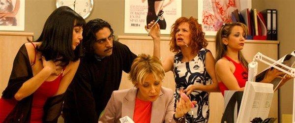 Avrupa Yakas dizisinin "haval ve lgn" dergi editr Yaprak' canlandran 43 yandaki Canerolu, ilk ei Emre Takn'dan boandktan sonra bu kez zgr Fidanolu ile nikah masasna oturdu.