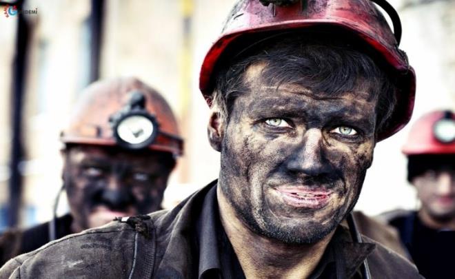 10 Haziran 2003 ile 13 Mays 2014 arasnda kmr madenlerinin yeralt ilerinde meydana gelen i kazas sonucunda len sigortallarn e ve ocuklarndan birisi, e ve ocuu yoksa kardelerinden biri kamuda istihdam edilecek.