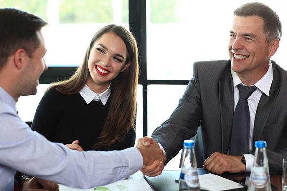 11. Sorumlu Angajman Mdr  -  Sorumlu Angajman MdrKsa grev tanm: Bir mteri ile sat organizasyonu arasndaki ilikiyi ynetmekten, proje boyunca hizmet sunumunu izlemekten sorumludur. Mteri ile sat organizasyonu arasndaki temel irtibat noktas olarak hareket ederek proje performansn, finansmann, kaynak planlamasn ve trmanmalar azaltmay grevlendirir.    Ortalama yllk maa: 120,000 USD    Ak pozisyon says: 1,452