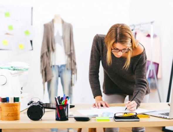 18. Kreatif (Yaratc) Direktr  -  Ksa grev tanm: Reklamclk ve pazarlama irketlerindeki yaratc liderdir. Bir rn vizyonu yaratmak iin tasarmclar, sanatlar, metin yazarlar, sat ekipleri ve pazarlamaclarla ibirlii yapar. Mterilerle bir tasarm vizyonunu uygulanabilir bir rne dntrmek iin alr; ve kurumsal rn tasarmn kolaylatrmak iin yneticilerle birlikte alr.    Ortalama yllk maa: 115,000 USD    Ak pozisyon says: 696