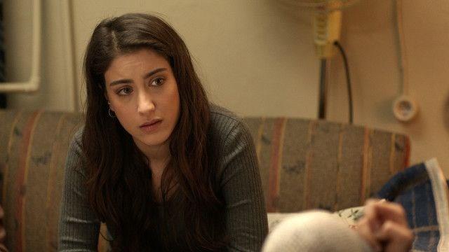 InStyle dergisine rportaj veren Bizim Hikaye'nin barol Hazal Kaya trafik korkusundan bahsetti. Kaya, "Hayatm boyunca Galata, Beyolu, Balat ekseninde yaadm. ok sevdim. Ama araba kullanmay Zekeriyaky'de rendim. Hala TIR'lardan ve kamyonlardan korkuyorum" dedi.