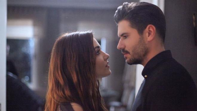 TOLGAHAN SAYIMA VE HANDE EREL SEVLMED; Barollerini Tolgahan Sayman ve Hande Erel'in paylat Siyah nci dizisi, 15 ubat akam ekrana gelecek olan 20. blmyle final yapacak ve ekranlara veda edecek.