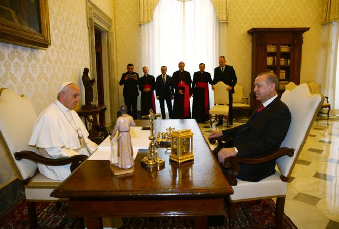 Papa Vatikan'daki makamnda Erdoan ile grmesini alma masasnda gerekletirdi. Masann zerinde byk bir ha, Hazreti sa'nn heykeli ve zel bir ss eyas bulunuyordu. Papa devlet liderleri ile grmeleri hep bu masada yapyor. Daha nce de ayn masada karsnda Trump oturmutu. Srad bir grme ortamn tercih eden Papa, Trump kartl ile biliniyor.