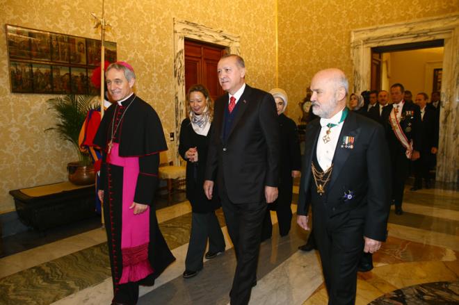 ERDOAN'IN VATKAN ELETRS : AB'nin temellerinin atld Roma Antlamas'nn 60. yldnm nedeniyle Mart 2017'de Roma'ya giden AB yesi lkelerin liderleri Vatikan'da Papa Francesco ile de grmt. Erdoan bu grmeyi eletirmi ve unlar sylemiti: "Hayrdr niye Vatikan'da bir araya geldiniz? Papa ne zamandan beri AB yesi oldu? Hal ittifak kendini eninde sonunda gsterdi".