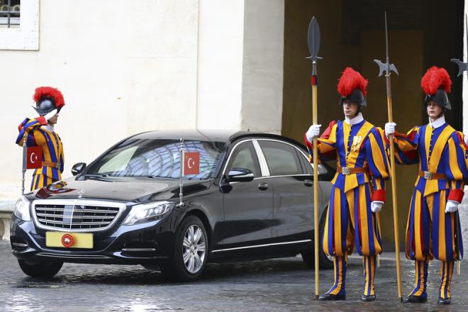 Papa Francesco'nun ynetimindeki Vatikan ile Trkiye arasnda 2015'te "soykrm" krizi yaand. Papa'nn 1915'in 100. yl sebebiyle 12 Nisan 2015'te Vatikan'da dzenledii ayinde Ermenilerin 1915'te soykrma uradn sylemesi Trkiye ynetiminin tepkisiyle karlat.