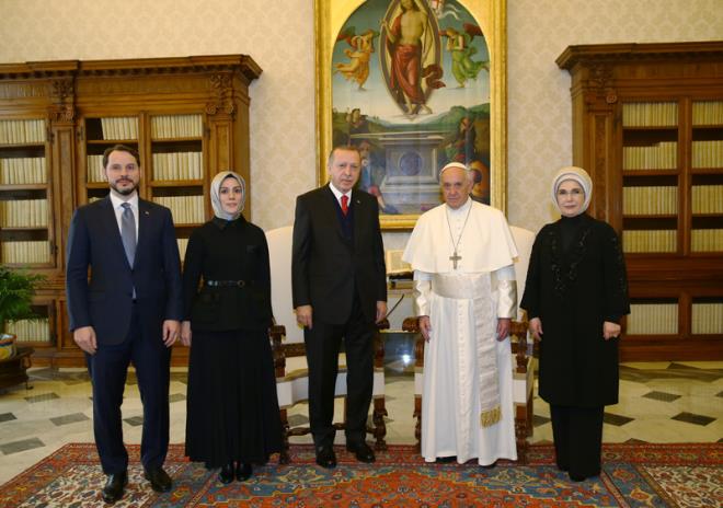 Bu srada Emine Erdoan'n ngilizce olarak "Nice to meet you" (Sizinle tantma memnun oldum) dedii duyuldu. Papa'nn cevab duyulamazken Erdoan da Trke olarak "Biz de dua bekliyoruz" dedikten sonra salondan ayrld. Papa hemen her grmesinin sonunda konuklarna "Ltfen benim iin dua edin" diyor.