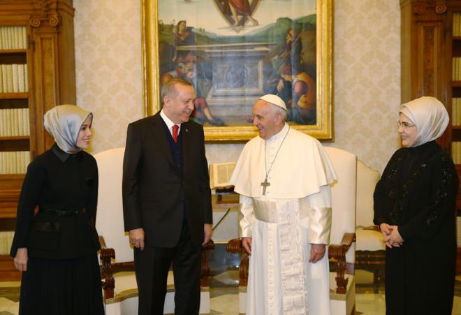 Erdoan ise bu hediyeyi teekkr ederek kabul etti. Papa'nn dier hediyeleri arasnda Vatikan'daki San Pietro Bazilikas'nn gravr, kendi yazd ekonomik adaletsizlik ve evre sorunlar hakkndaki genelgesi "Laudato Si" ve Dnya Bar Gn iin yaymlad "gmenler ve mlteciler" konulu mesaj da yer ald.