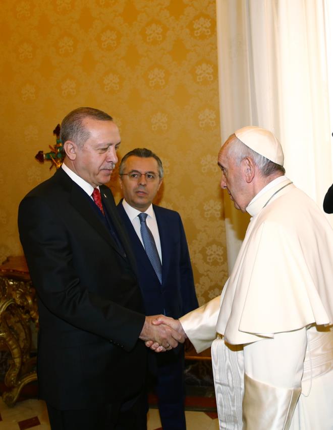 Papa ile Trkiye Myanmar dnda Kuds konusunda da ABD'ye kar ayn tepkiyi verdi. Trump' ar bir ekilde eletiren Papa, karar tanmadklarn sylemiti. Kuds yaknlamas dnda Trkiye ile Vatikan'n aras hep gllk glistanlk olmad. Vatikan ile yaanan sorunlarn ilk srasnda Ermeni soykrm iddialar var.