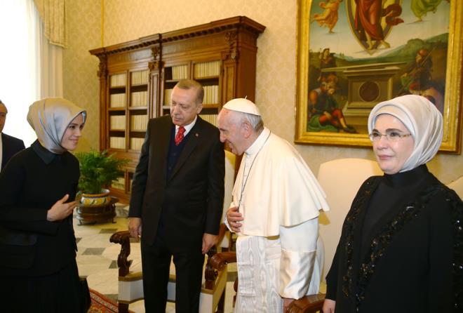 Papa ile Erdoan'n tercmanlar eliinde babaa yapt grmenin ardndan Papa Trk heyetini de selamlad. Papa, heyetin ayrlmasnn ardndan Erdoan ve eine salonun kapsna kadar elik etti.