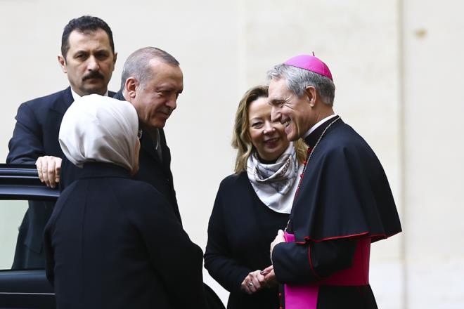 Papa'nn 'soykrm' sylemi zerine Trkiye'nin Vatikan Bykelisi Mehmet Paac ayn gn Ankara'ya arld. Cumhurbakan Erdoan da Papa'ya sert tepki gstererek "Tarihilerin iini siyasetiler, din adamlar ald zaman oradan hakikat deil, ite bugn olduu gibi hezeyan kar. Sayn Papa'y bu tr yanllara herhalde bir daha dmez diye knyorum ve uyarmak istiyorum" demiti.