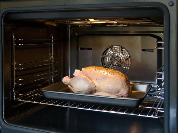 Tavuu frnda btn halde piirirken yalamak yerine, delikli bir bezi tereyana batrp tavuunuzun zerine rtn. Bylece gzelce kzarm ve tr tr bir tavuk elde edersiniz.