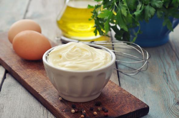 Tavuu frnda piirecekseniz, frna atmadan nce zerine mayonez srerseniz, iindeki ya sayesinde tr tr bir tavuk elde edersiniz. stelik mayonezin kvam nedeniyle birden fazla kez tatbik etmenize de gerek kalmaz, tek bir kez srmek yeterlidir.