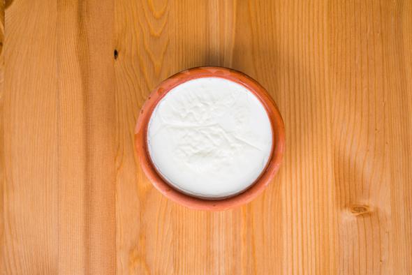 Her derde deva yourt, tavuk piirirken de en byk yardmcnzdr. indeki laktik asit sayesinde proteini paralar, yumuatr ve soslarla, baharatlarla lezzetlendirilmeye hazr hale getirir.