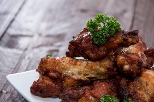 Tavuk kanat piirirken, etlerinizi yaa atmadan nce toz ve karbonata gzelce bulayn. Bu tavuun fazlalk nemini alr, kabuunun tr tr olmasn salar.