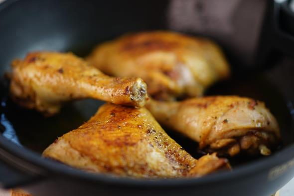 Tavuun derisinin tr tr olmas iin etlerinizi souk tavaya koyun ve piirmeye balayn. Bylece hem tavuk hem tava ayn anda snacak ve yalar yava yava eriyecektir. Ancak tavuklar tavaya koymadan derisini birka kez delmeyi unutmayn.