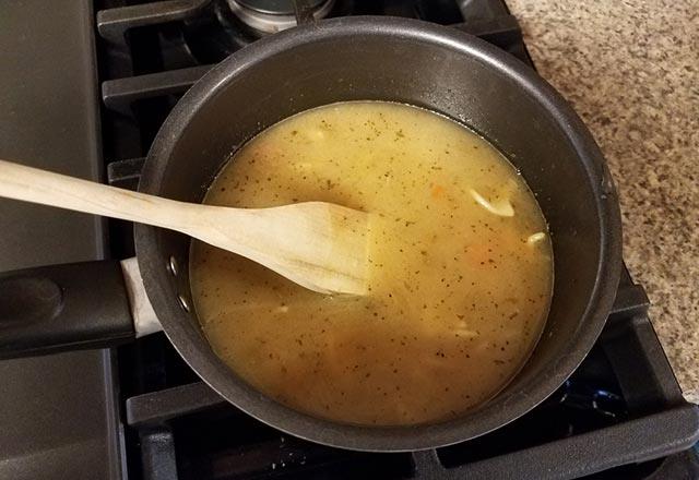 Tarifi:<p>      1 su barda krmz mercimei ayklayn ve ykayn. 1 orta boy patates, 1 adet havu ve 1 adet soan kp kp dorayn. Bir tencerede 2 litre su ilave ederek btn malzemeleri iyice yumuayana kadar piirin. Pien karm blenderdan geirin,  <p>    Gerekirse scak su ile kvam an. 1 baparmak boumu byklnde taze zencefili soyup rendeledikten sonra, 2 yemek ka zeytinya ile ilave edin ve bir tam kaynatn. En son tuz ve karabiber ekleyerek servis yapn.