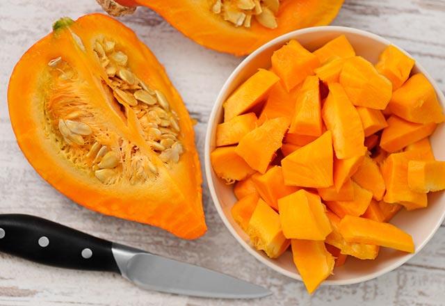 Mikropsavar orba <p>      Balkaba; yksek alfa ve beta karoten ierii ile baklk sisteminin en etkin savalarndan biri. Yksek lif ierii sayesinde barsak saln desteklerken, tokluu da salyor. 100 gram, yetikin bir kiinin gnlk C vitamini ihtiyacnn yzde 35&#8217;ini tek bana karlyor.<p>      Balkaba yksek A vitamini ieriyor. A vitamininin gereinden ok fazla alnmas ise zellikle ocuklarda baz salk sorunlarna yol aabildiinden ar tketiminden kanlmal.