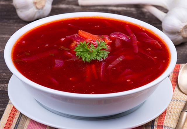 Tarifi: <p>      1 byk pancar ykayp ince ince dorayn.  adet kereviz, 1 orta boy patates, 2 orta boy havu ve 3 di sarmsan kabuklarn soyun ve kk kk doradktan sonra tm malzemeleri tencereye koyun. Sebzelerin zerine drt parmak geecek kadar su ekleyin ve orta atete sebzeler yumuayana kadar piirin.  <p>    Pien sebzeleri blenderdan geirdikten sonra zerine daha nceden halanm 1 su barda et suyu ekleyin. stenen kvam yakalanana kadar zerine scak su ilave edin. Tuz ve karabiber ekleyerek servis edin.