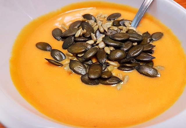 Tarifi:<p>      3 dilim bal kaban soyup kp kp dilimleyin ve derin bir tencereye koyun. Az su ile iyice piirdikten sonra ezerek blenderla pre haline getirin. zerine 1 su barda st ilave ettikten sonra 5 bardak su ekleyin. ine 2 kak un ile kartrlm 1 yumurta sarsn yava yava ilave edin ve bir tam kaynatn.<p>      Eer gerekli grrseniz scak su ile kvamn istediiniz dzeye getirdikten sonra ocaktan indirmeden 2 yemek ka zeytinya, tuz ve karabiber ilave edin. stee gre tarn da ekleyebilirsiniz.