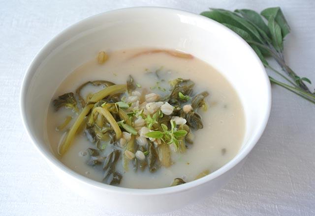 Tarifi:<p>      1 su barda halanm nohut ve 1 su barda halanm buday tencereye koyun ve 1,5 litre su ilave edin, kaynamaya brakn. Bir kasede 1 adet yumurta sars, 5 yemek ka yourt ve 2 yemek ka tam buday ununu kartrarak przsz bir karm elde edin. Kaynayan sudan ilave ederek ltrn ve yava yava orbaya ilave ederken bir yandan orbay kartrn.  <p>    Bu ekilde yourdun kesilmesi nleniyor. Bir tavada piyazlk doranm soanlar hafife pembeletikten sonra, ykayp doradnz 1 ba spana ekleyin. Ispanaklar die dokunur ama pimi kvama gelince rendelediiniz 5 di sarmsa ilave edin ve karm ocaktan aln. Servis ederken orbann zerine kakla spanak karmn ilave edin.