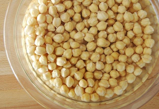 Antibiyotik orba<p>      Sarmsak ve soan ieriinde barndrdklar solfosid ve allicin sayesinde doal antibiyotik grevi gryor. Nezle ve souk algnl ile boaz iltihabnn nlenmesinin yan sra, vcuttaki enfeksiyon ve mikroba kar birer sava edasyla savayor. Nohut ve spanak karmyla hem lezzetli hem de faydal bir k orbas hazrlayabilirsiniz.