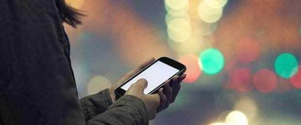 PTT HAKKINDA<p>    Cumhuriyetimizin ilk yllarnda ileri Bakanlna bal olarak grev yapan PTT Genel Mdrl 1933 ylnda katma bteli bir idare olarak Bayndrlk Bakanlna, 1939'da ise Ulatrma Bakanlna balanarak hizmetine devam etmitir. 1954 Ylnda Kamu ktisadi Teebbs (KT) olan PTT Genel Mdrl, 1984 ylnda Kamu ktisadi Devlet Teebbslerinin yeniden dzenlenmesi ile ilgili olarak karlan 233 sayl KHK ile Kamu ktisadi Kuruluu (KK) statsne geirilmitir.