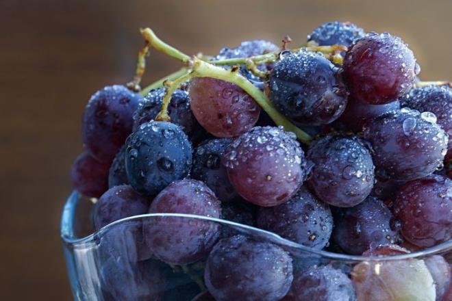 ekirdekli siyah zm: Asl etki siyah zmn ekirdeinde bulunan en gl antioksidanlardan resveratrolde. almalar; zellikle akcier, kolon ve pankreas gibi trlerde kanserli hcreleri etkisiz hale getirdiini gstermi. Taze siyah zm ekirdekleriyle gnde 1 salkm veya ekirdekli kuru zm 15 adet tketmeye zen gsterilmeli.