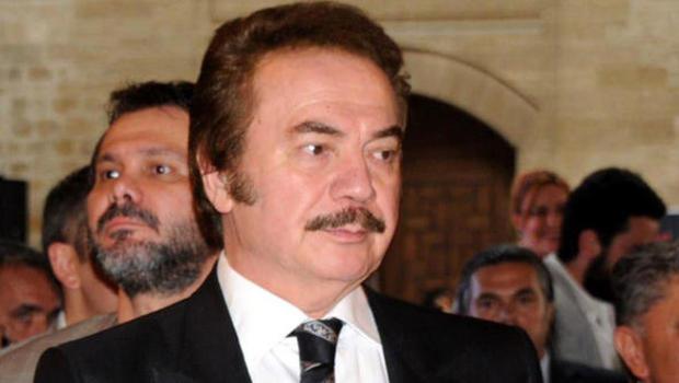 SUAT SUNA: MESAM'IN DNYA SEVYESNE NASIL GELECEN KONUALIM: Fuat Gner de ynetim kurulunun birlikte alamaz bir hale geldiini anlatrken, Suat Suna da ynetim kurulunda hereye karldn syledi. Suna, "u anda ynetime devam eden ve bana gre 'seilmek iin her ey mbahtr' yolundan dier arkadalarmza tavsiyemiz udur; artk MESAM' ynetmeye almasnlar. Buras da profesyonel bir irket gibi liyakatli, iletme konusunda eitimli kiilere devredilsin. Sadece stratejileri ve politikalar belirlensin. Bizler, MESAM'n dnya seviyesine nasl geleceini konualm" ifadelerini kulland.