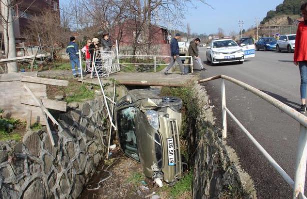 Zonguldak&#8217;n Ereli ilesinde telefonla konuan src bir anlk dalgnlk sonucu otomobiliyle dereye utu. Kaza le saatlerinde Krmac Mahallesi&#8217;nde meydana geldi. Edinilen bilgiye gre; Ali Bozkr telefonuyla konuurken 67 UG 921 plakal otomobiliyle bir anlk dalgnlk sonucu yoldan karak dereye utu. Grlty duyan mahalle sakinleri itfaiye ve salk ekiplerine haber verdi.