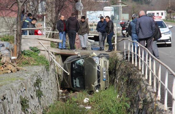 Otomobilin ierisinden burnu bile kanamadan kan src, &#8220;Telefonla konuuyordum. Bir anlk dalgnla geldi&#8221; dedi. Polis kazaya ilikin rapor tutup srcye yaanan kaza nedeniyle ceza keserken itfaiye ve salk ekipleri olay yerinden ayrld. Dereye uan otomobil bir sre sonra ekici ile dereye yatandan alnarak otoparka ekildi.