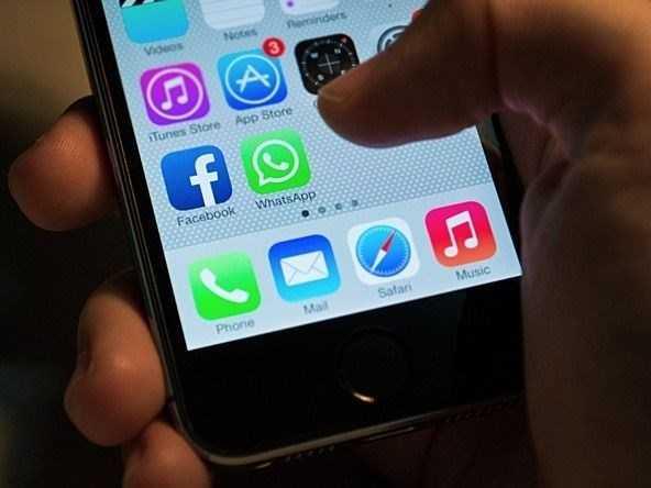 Dnyann en ok kullanlan mesajlama uygulamas WhatsApp, yapt gncellemelerle yeni zelliklere kavumaya devam ediyor. Sesli mesajlama, sesli ve grntl grme ve yazl mesajlama hizmeti sunan WhatsApp, iOS kullanclar iin yeni bir gncelleme yaynlad.