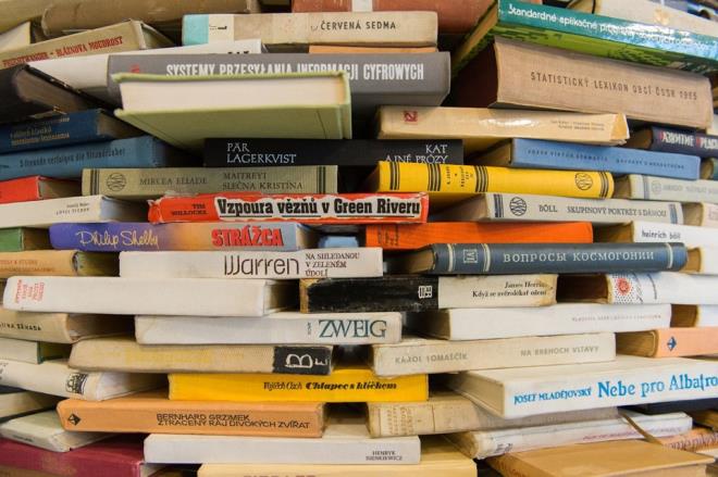 Yzlerce kitabn st ste dizilmesi ile oluturulmu kulenin zeminine ve tavanna yerletirilen aynalar sayesinde kulenin iindeki derinlik etkisiyle sonsuz bir tnel algs yaratlyor.