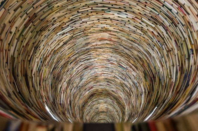 Kitaplarn dardan grnts bir gkkuan andryor.