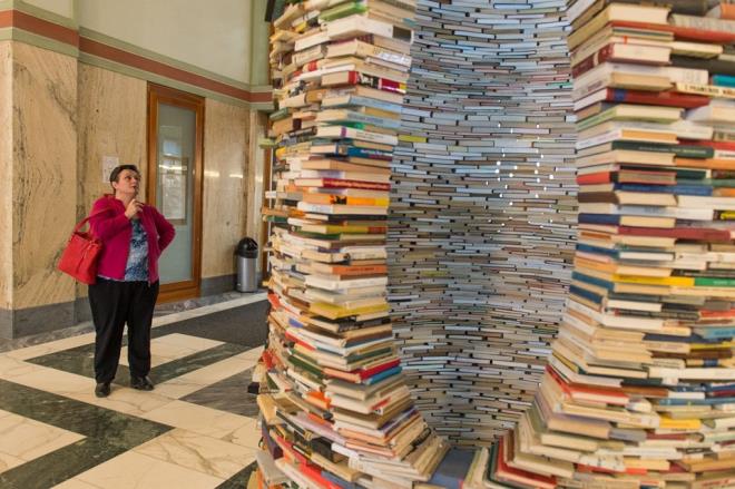 Kule yzlerce kitabn st ste dizilmesi ile oluturulmu.