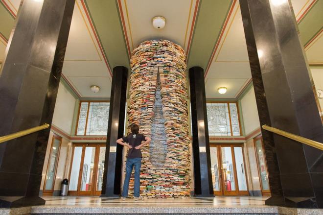 Kitap kulesi fikri ilk olarak 1995 senesinde Sao Paulo Uluslararas Bienal'inde ortaya kt.