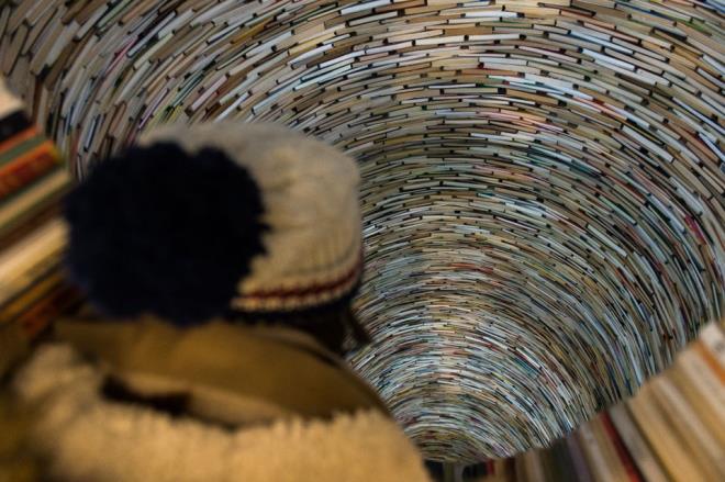 Aslnda kitabn hayatmzdaki olmas gereken yerini anlatmann en zekice ve anlaml yolu olan bu kule, kitap okumann insan zihninde ve hayatnda sonsuz bilgi birikimine kaynak olduunu ve bu birikiminin devaml olarak yenilenmesi gerektiine bir vurgu yapyor.