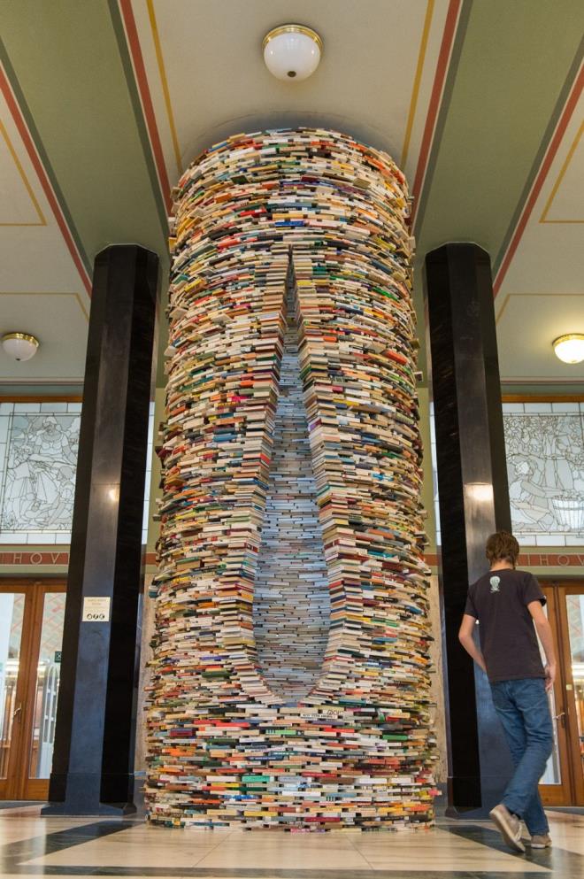 Slovak sanat Matej Kren bu fikirden yola karak yineledii kitap kulesine silindirik bir ekil verdi.