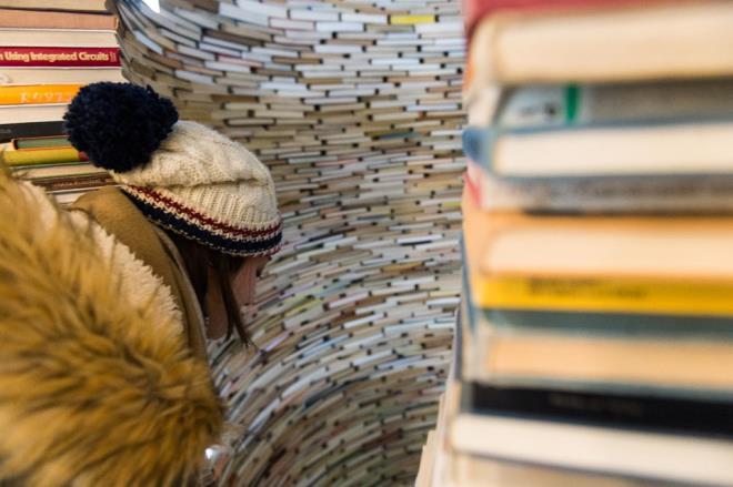 Sergilenmesi bittikten sonra rahatlkla toplanp raflardaki yerlerini alyorlar.