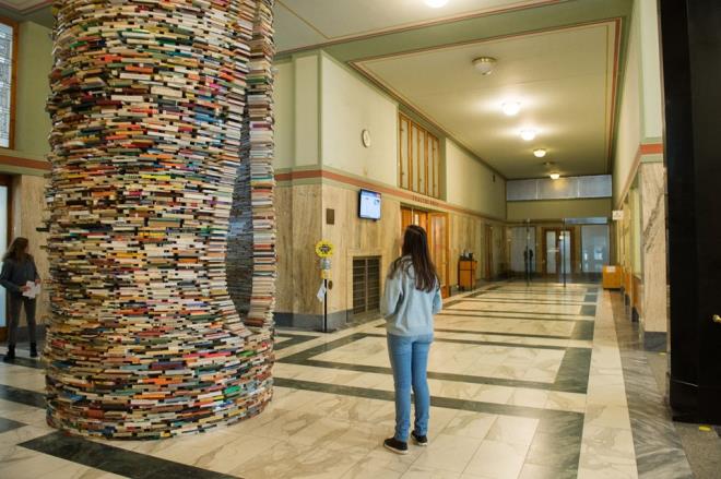 ekya'nn bakenti Prag'daki Belediye Ktphanesi'nde Slovak asll sanat Matej Kren'in "Idiom" isimli kitap kulesi tasarm ziyaretiler tarafndan ilgi gryor.