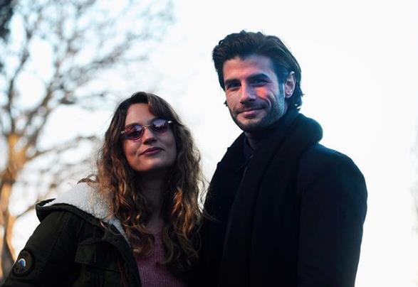 GLZAR DZSNN KONUSU; Glizar (25) zmir'in fakir bir mahallesinde, annesinin onu emanet ettii Suzan'la (40) birlikte yaamaktadr, mzik onun iin ok nemlidir ve en byk hayali bir gn iyi bir arkc olmaktr. Suzan, erif'in ilettii pavyonda almaktadr ancak erif'in gz Glizar'dadr. Suzan'dan Glizar' pavyona getirmesini ister. Glizar'n bir dier derdi ise kendisiyle evlenmek isteyen ya gekin Bahri Bey'dir. Glizar, bandaki bu dertlerden kurtulmak isterken hayat tahmin edemeyecei ekilde deiir.