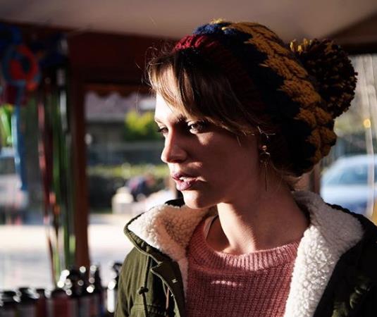 z babas st-peynir fabrikalar sahibi zengin i adam Mehmet Rfat lm deindedir, kendisini grmek istemekte ve artk onlarn iftliinde yaamasn vasiyet etmektedir. iftliin khyas ve Glizar'n varln yllardr bilen khya Veysel'in olu Murat, Glizar iftlie geldii andan itibaren ona vurulur ancak ortada bir sorun vardr; kendisi Mehmet Rfat'n kz Mine ile nianldr.