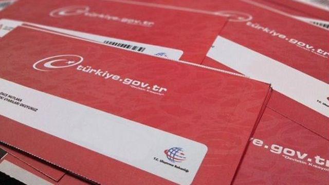 Trkiye Cumhuriyeti vatandalar, T.C. Kimlik numarasnn yer ald nfus kad, evlilik czdan, pasaport, ehliyet gibi belgelerden biriyle birlikte lke iindeki PTT merkezleri ya da mdrlklerine bizzat mracat ederek e-devlet ifresini alabilir.