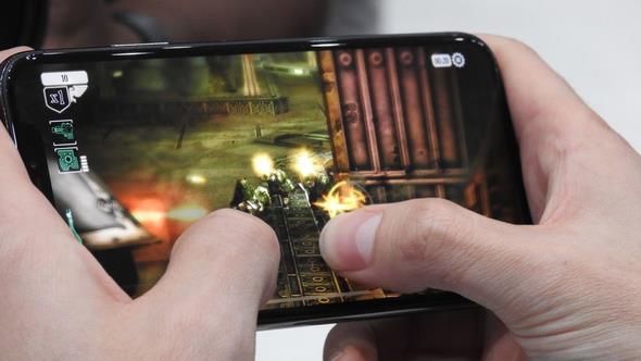 Hangi uygulama ak olursa olsun alt tarafta beyaz uzun bir entik greceksiniz. Home butonu yerini bu entie brakt alsnda. Bu entie dokunup ekranda parmanz yukar doru kaydrn. Hepsi bu!