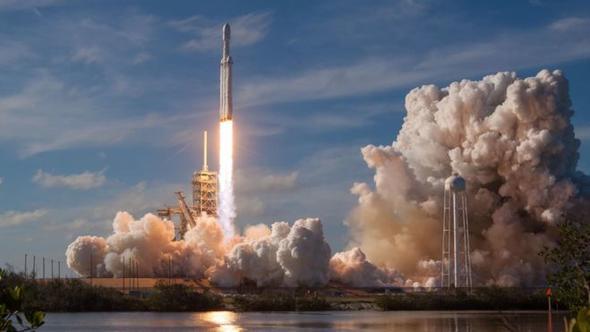 Musk, Sal gn roketin uzaya gnderilmesinden sonra basna aklamasnda "Falcon Heavy yeni bir yk kategorisi balatt. Dnyadaki tm roketlerin iki katndan fazla yk tayabiliyor ve Pluto ve tesine kadar yk frlatabiliyor" dedi.