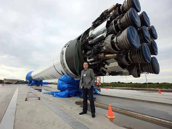 SpaceX, Falcon Heavy'nin gelitirilmesi iin 7 yl sresince 500 milyon dolar harcad. Bu roket en yakn rakibi United Launch Alliance irketinin gelitirdii Delta IV'n iki kat yk tayabiliyor ve daha dk maliyetli.