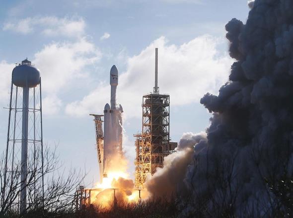 Bu, NASA'nn Ay'a gnderdii Saturn V roketinden daha gl. Uzay gemisi 100 yolcu tayabilecek ve uzay arac dnya evresinde sper hzl yolculuklar iin kullanlabilecek.