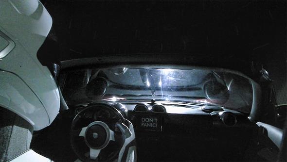 Musk mrettebatn Falcon Heavy ile uzaya gnderilen cansz manken 'Starman' ile ayn astronot giysilerini giyeceini syledi.